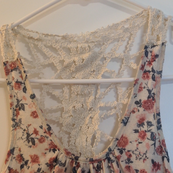 Sleeveless Tank Top - Picture 3 of 6